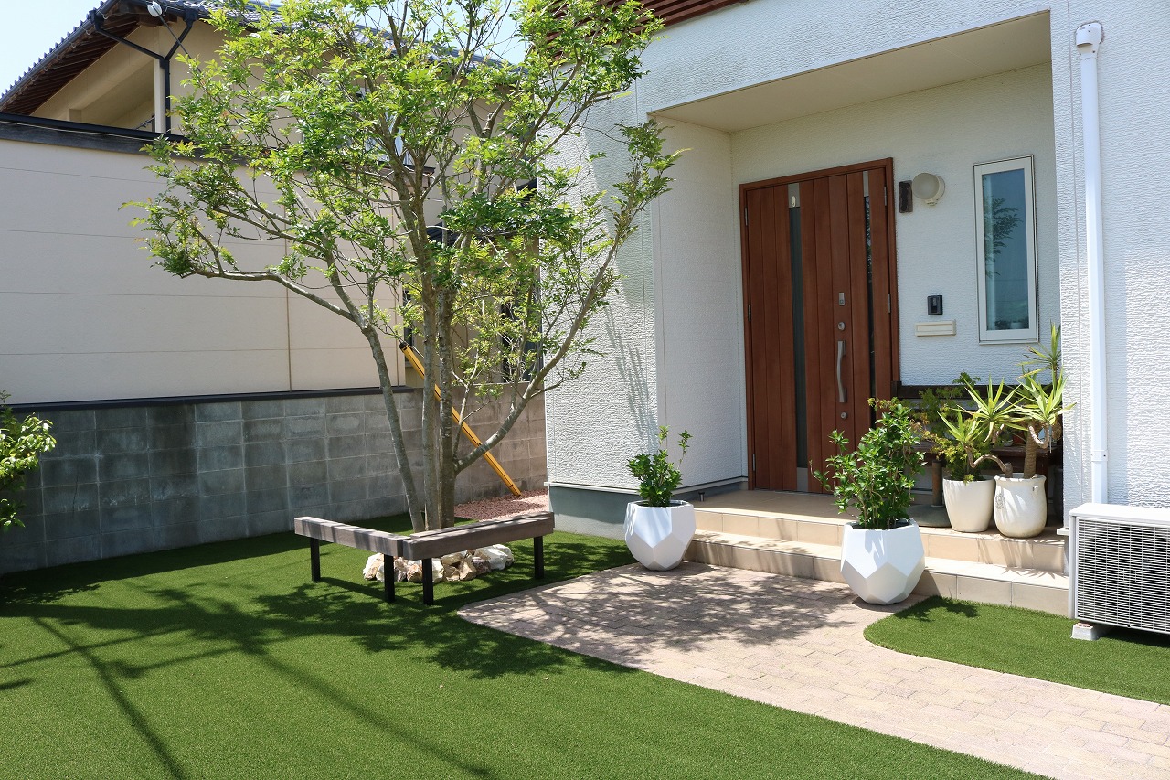 松江市のガーデンリフォーム事例（アプローチと人工芝）