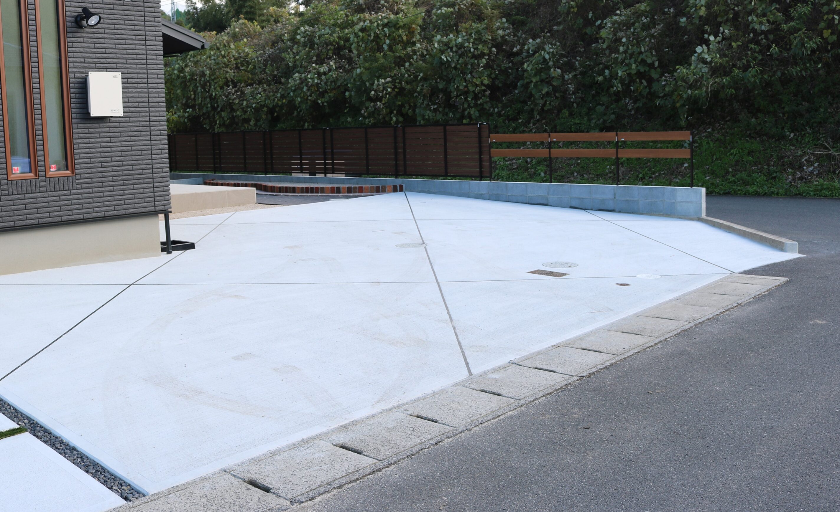 出雲市 外構リフォーム 完成後の駐車場と外構全体の写真