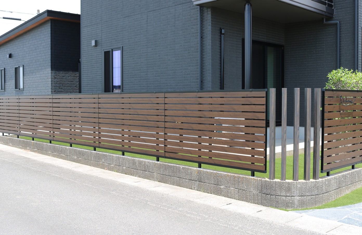 出雲市で施工した木調フェンスの外構リフォーム