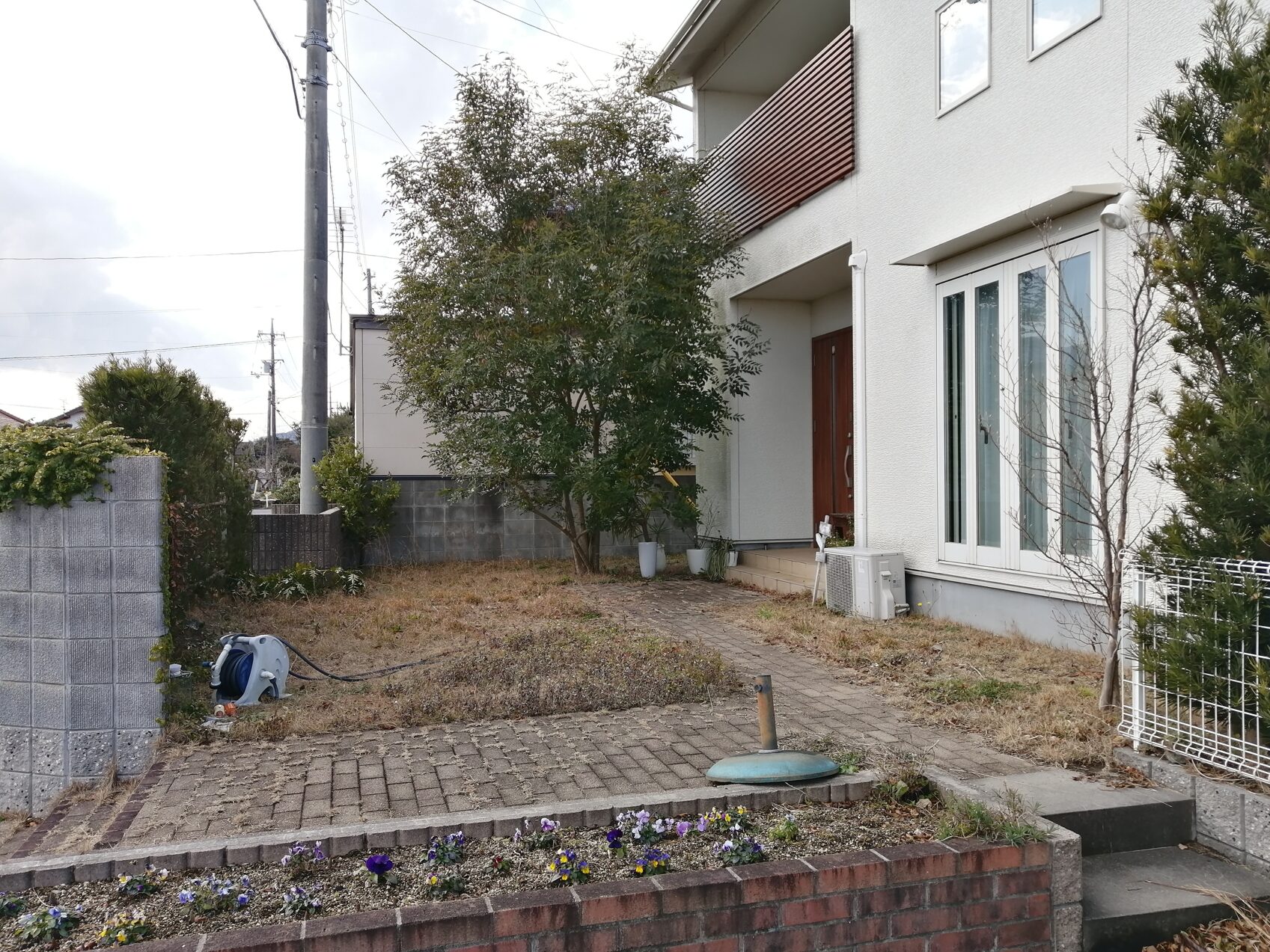 出雲市 外構リフォーム 雑草が茂った庭の施工前の様子