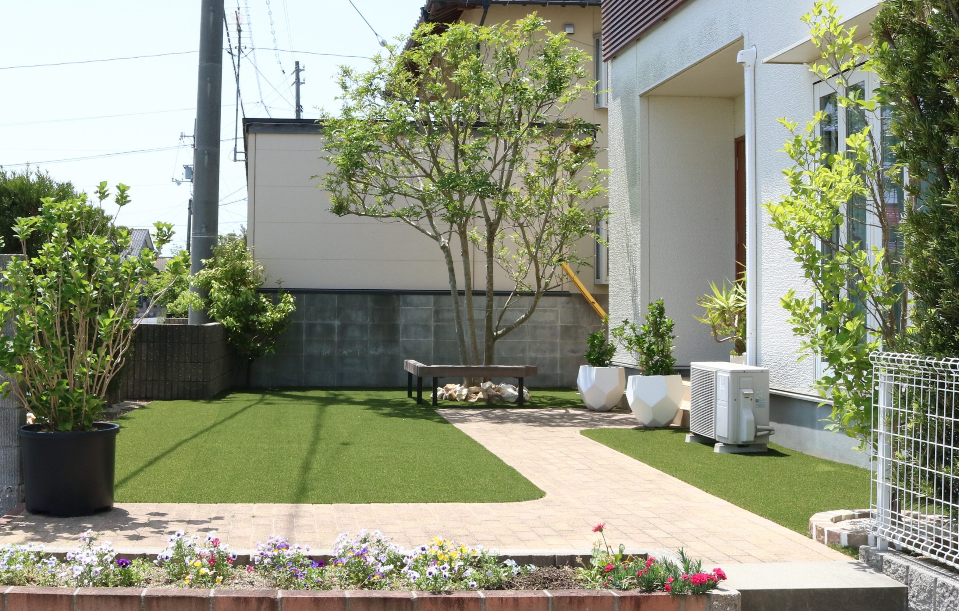 出雲市 外構リフォーム 人工芝と植栽で整備された庭